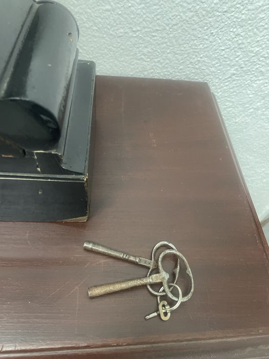 Relógio antigo a funciona a corda a necessitar de restauro