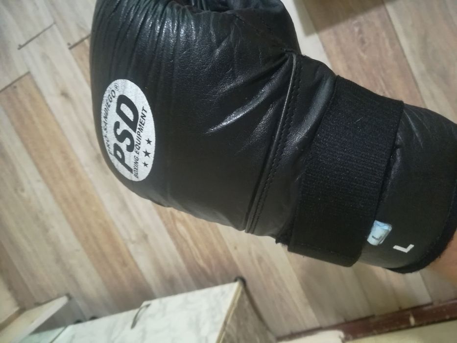 Боксерські перчатки.