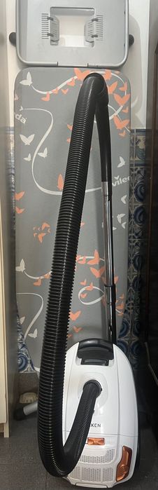 Quarto amplo e luminoso com varanda zona central Benfica