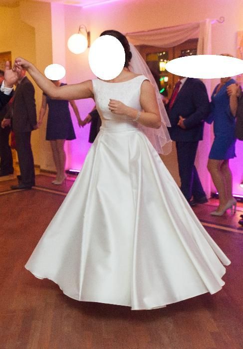 Klasyczna suknia ślubna.