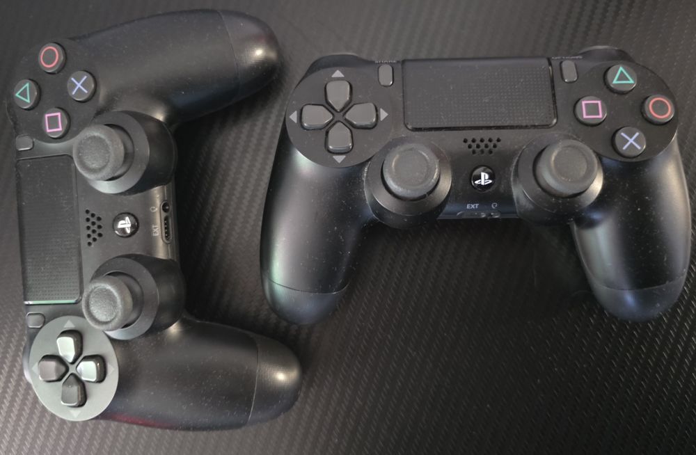 PS4 Pro 1TB COM CAIXA DE ORIGEM, 2 comandos, Desbloqueada e possibilidade de Fifa 27 a pedido.