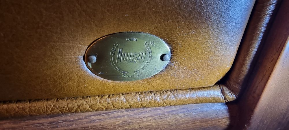 3 sofás castanhos de qualidade