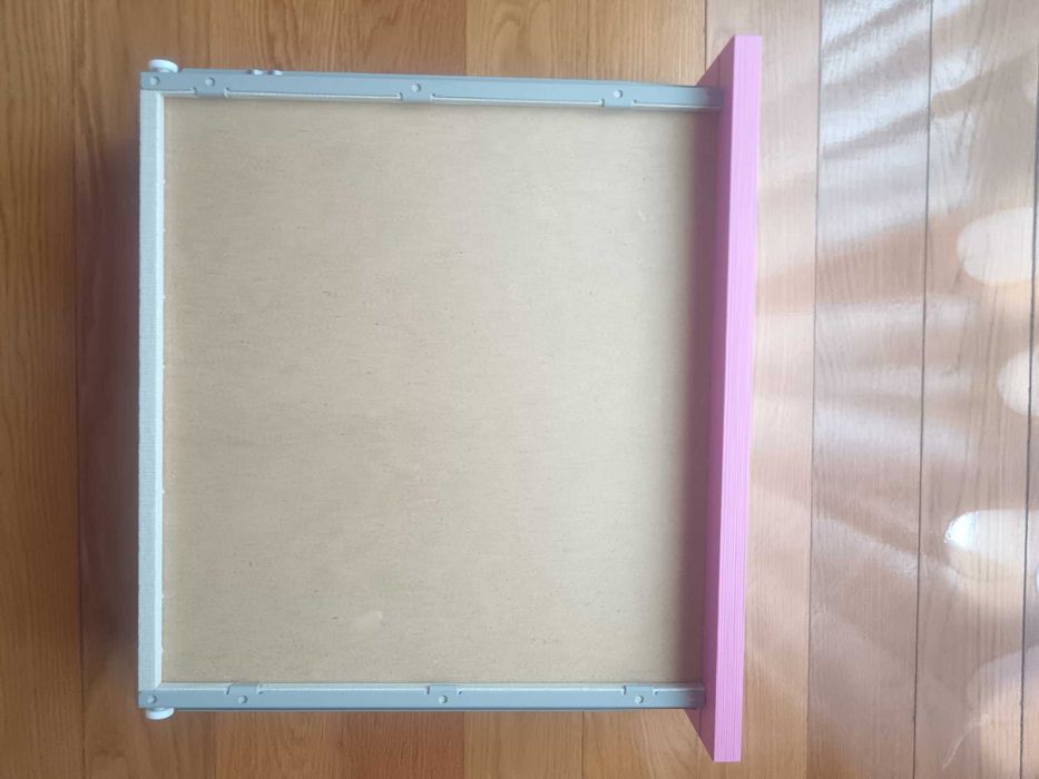 Cama, mesinha de cabeceira e estante, de menina