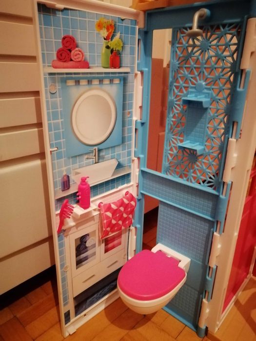 Dwupoziomowy domek dla lalek Barbie