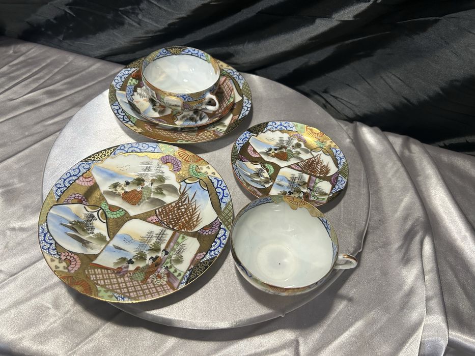 Zestaw dwóch filiżanek w japońskim stylu – bogato zdobiona porcelana