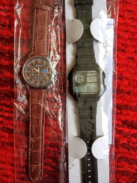 Новые стильные электронные часы в упаковке