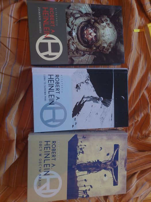 Robert A. Heinlein, Żołnierze kosmosu, Obcy w obcym kraju, Luna to surowa pani