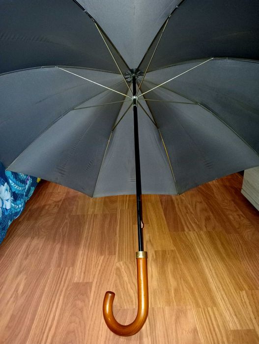Guarda-chuva cinzento com cabo em madeira