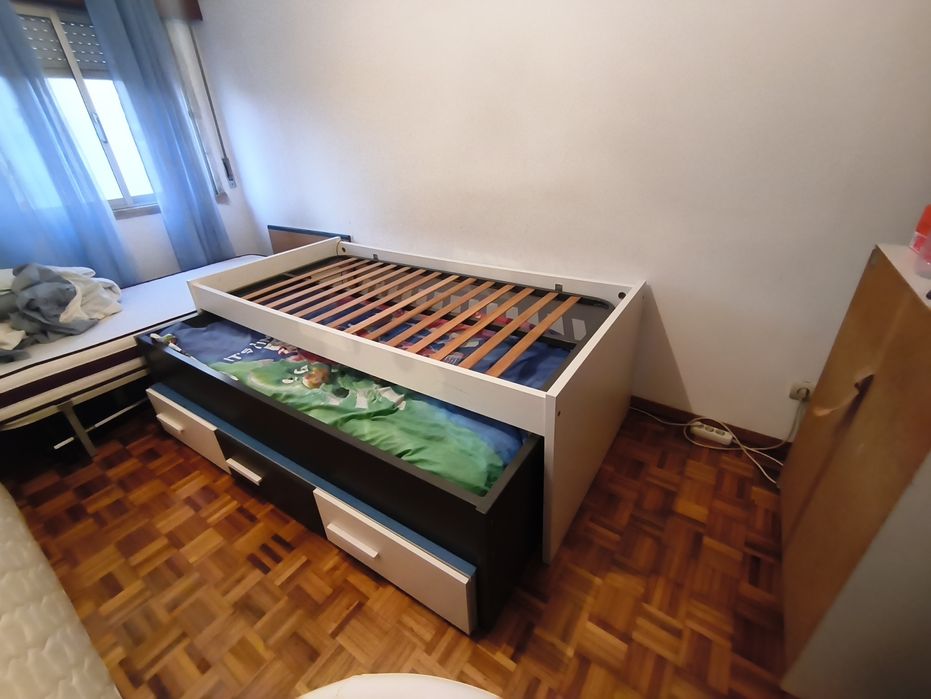 Cama dupla com gavetas