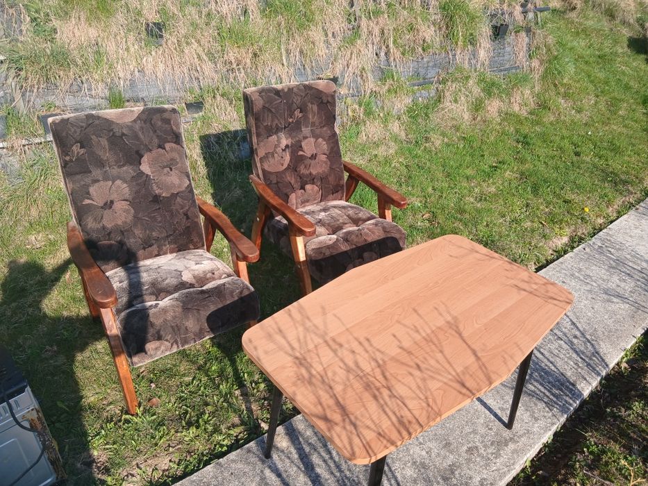 Fotele vintage PRL 2szt stolik bardzo dobry stan
komplet 2 sztuki w BDB stan