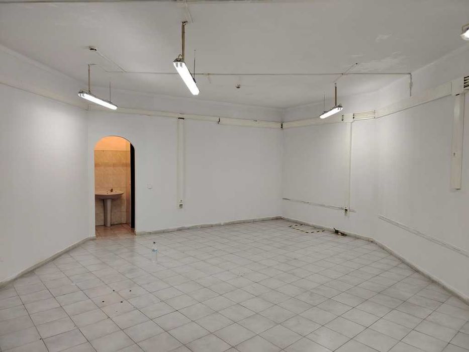 Espaço comercial em gaveto com 3 montras