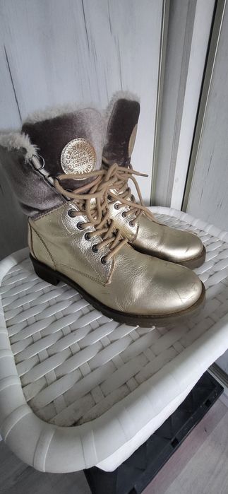 Złote botki-śniegowce