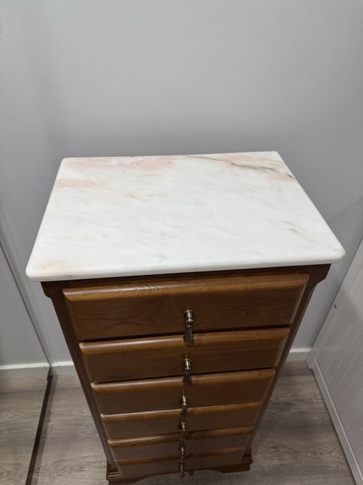 Armário de madeira maciça com mármore por cima