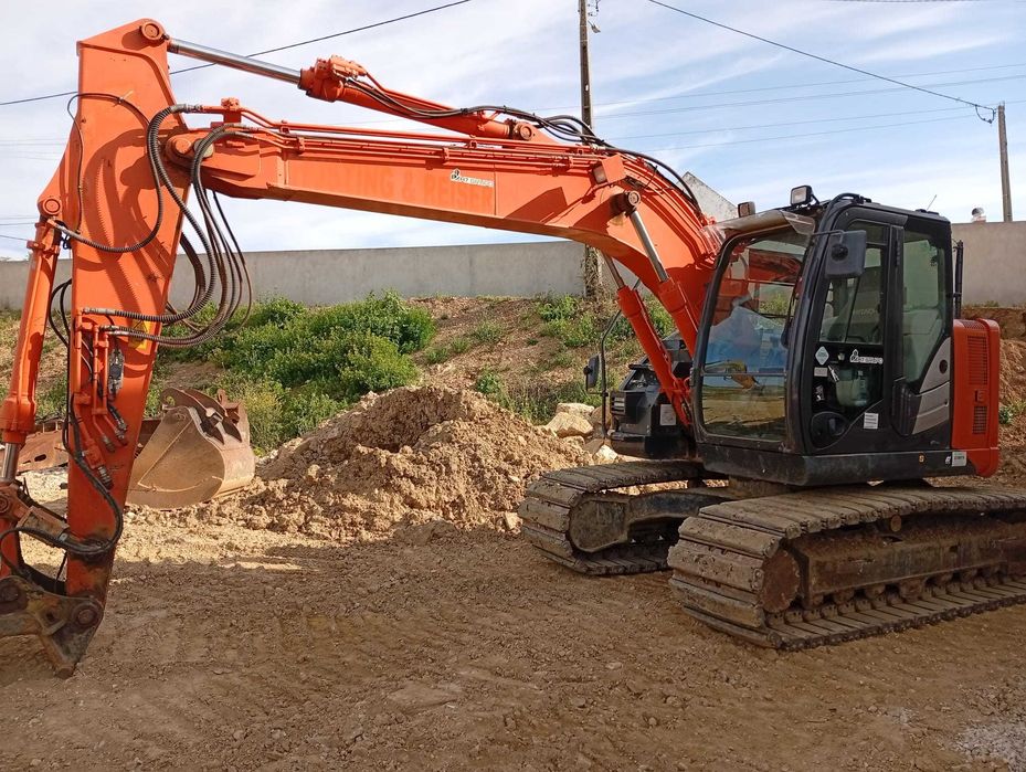 ESCAVADORA HITACHI 135 + ACESSORIOS