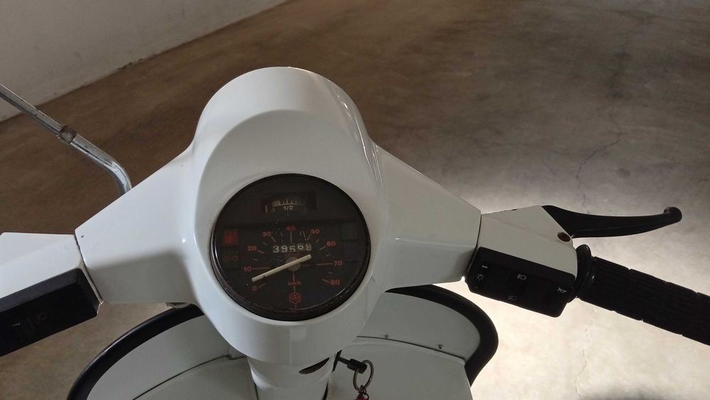 Vespa 50 pk 50. Branca