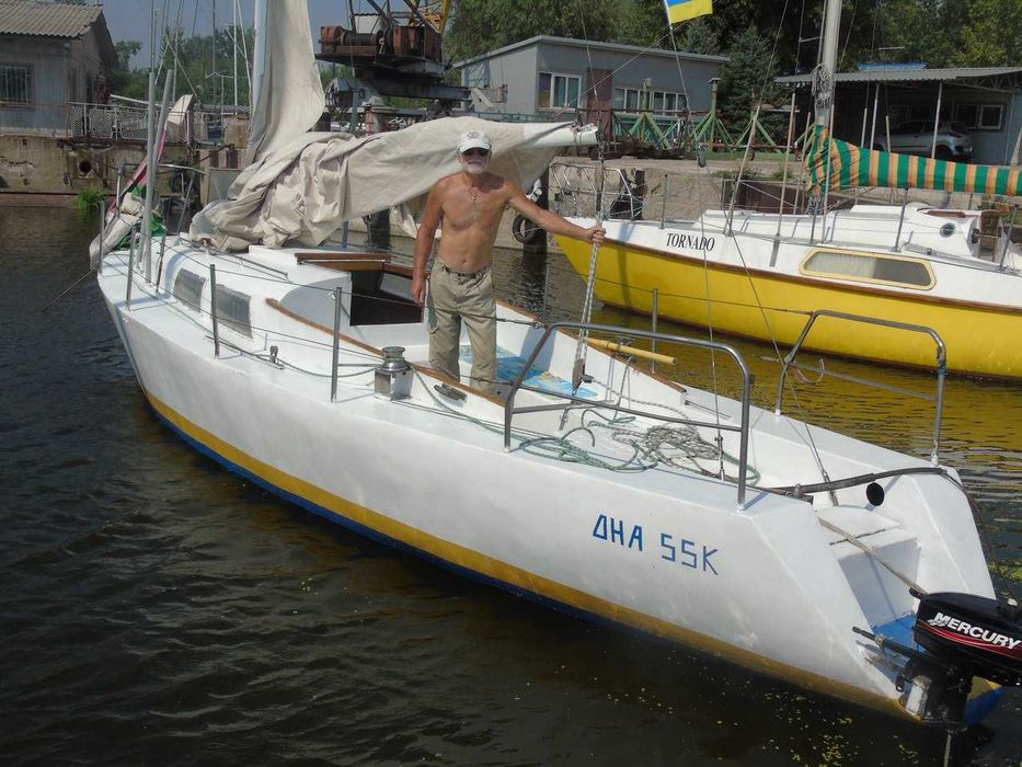 Яхта парусно-моторная