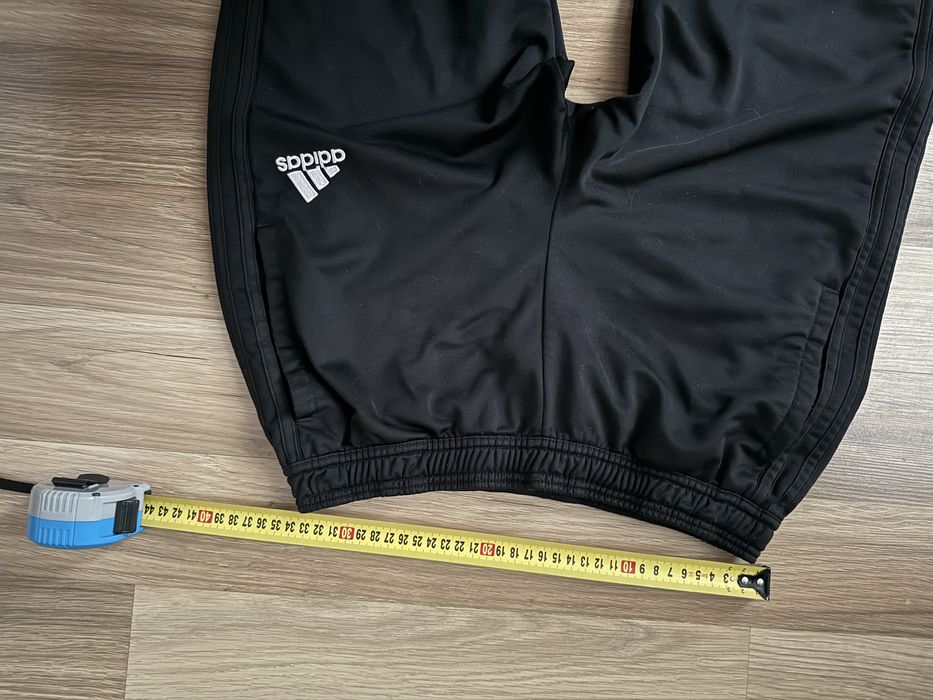 Спортивний костюм adidas розмір L По факту М маломірить перевіряйте заміри.