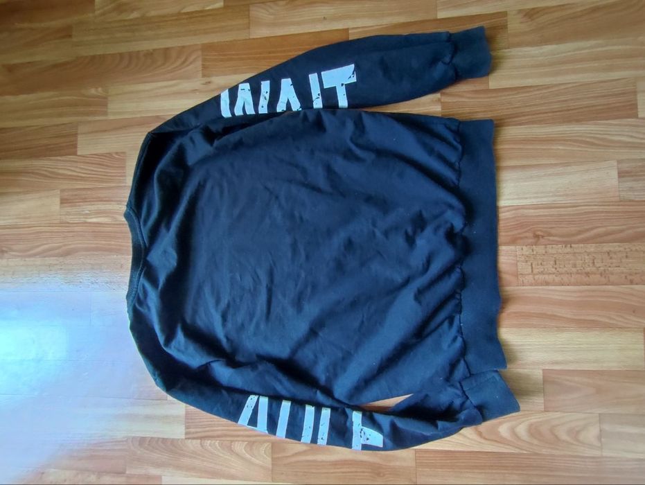 крута чорна кофта