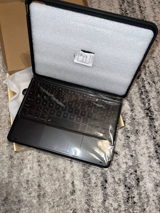 Новий чохол-клавіатура з трекпадом для iPad (Bluetooth)