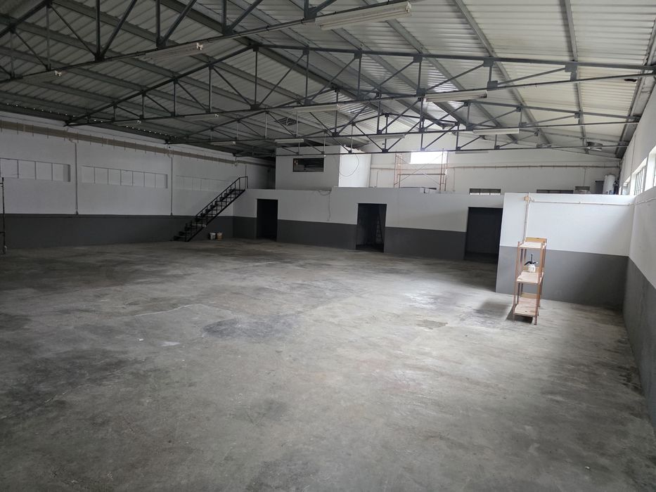 Armazém para Arrendamento - 450m² | Renovado | Excelentes Condições