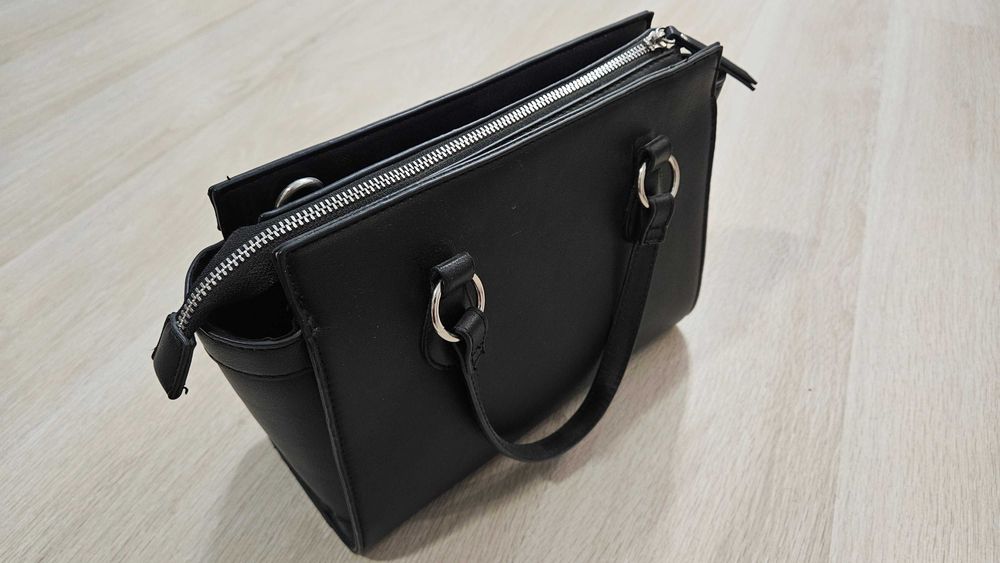Elegancka damska torebka Stradivarius czarna z zamkiem