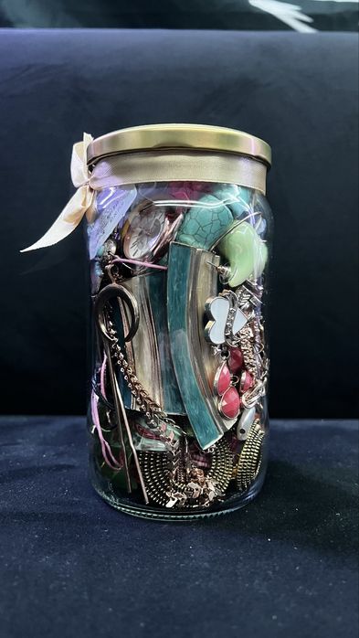 Słoik zi turkusową biżuterią i w kolorze złota,  By Dziubeka