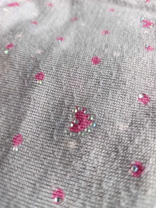 Czapka dziewczynki zimowa szary z serduszkami ta broszką
balabonami