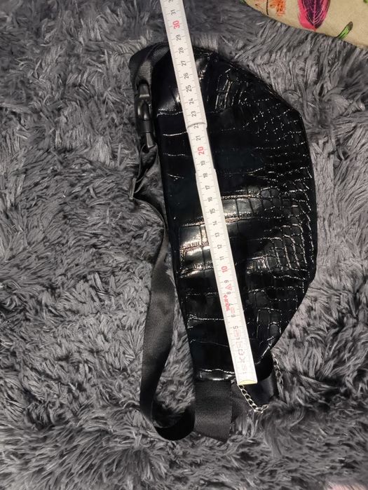 Czarna nerka wzór skóra węża Sinsay jak nowa