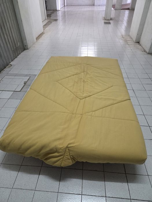 Sofá-cama casal em bom estado