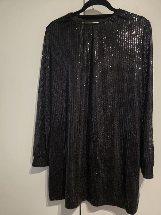 Cekinowa sukienka mini z odkrytymi plecami WEIGHTLESS – Efekt WOW!