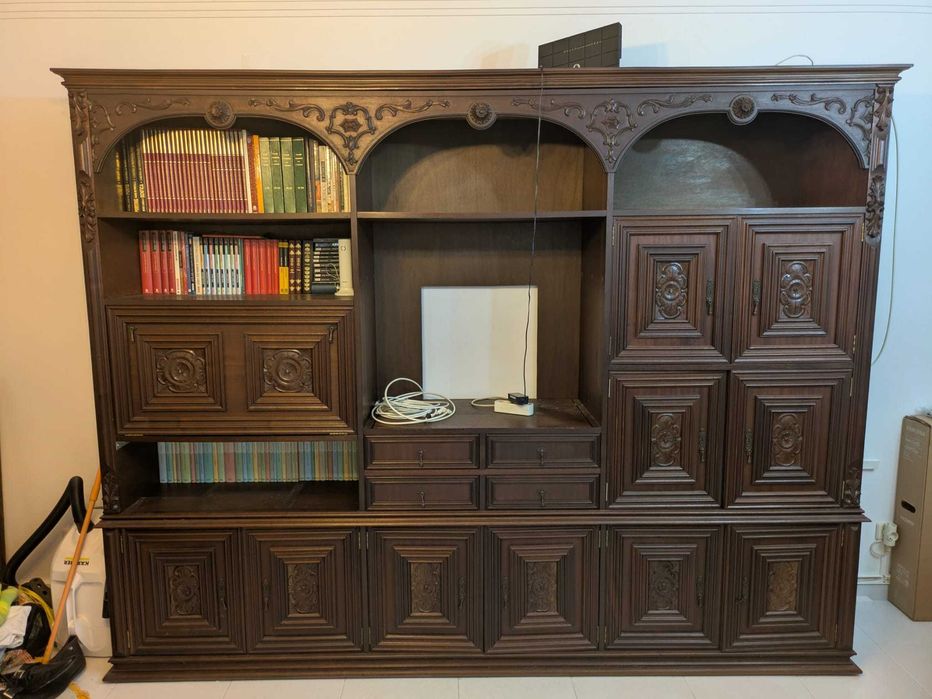 Móvel de madeira com bar