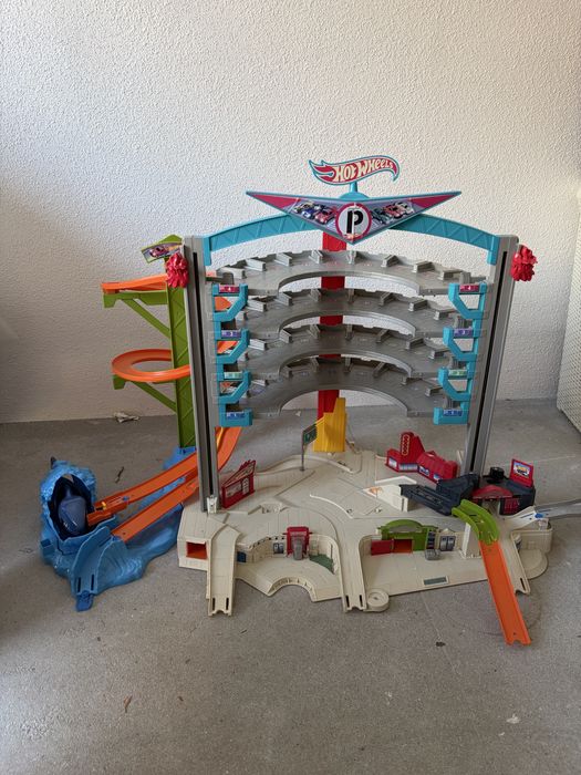 Hot wheels mega garaż rekin