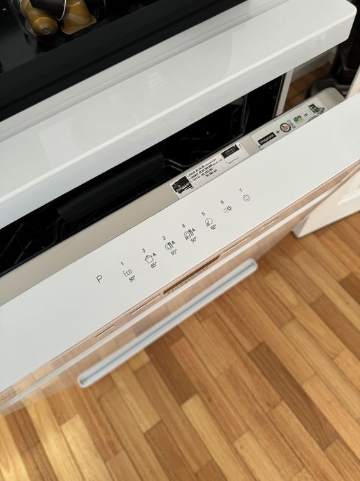 Dishwasher for 14 Place Settings64550918951297122