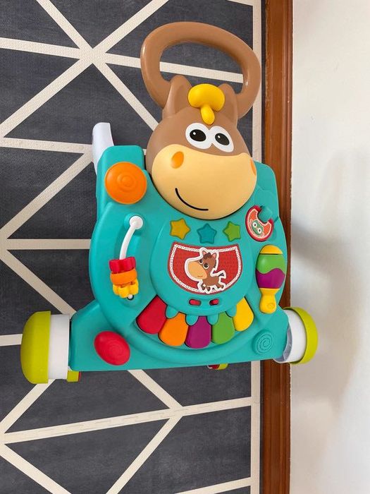 Andador e mesa de atividades