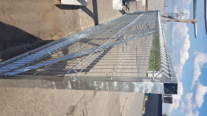 Brama przesuwna samonośna 4,00 m z siatką OCYNKOWANA