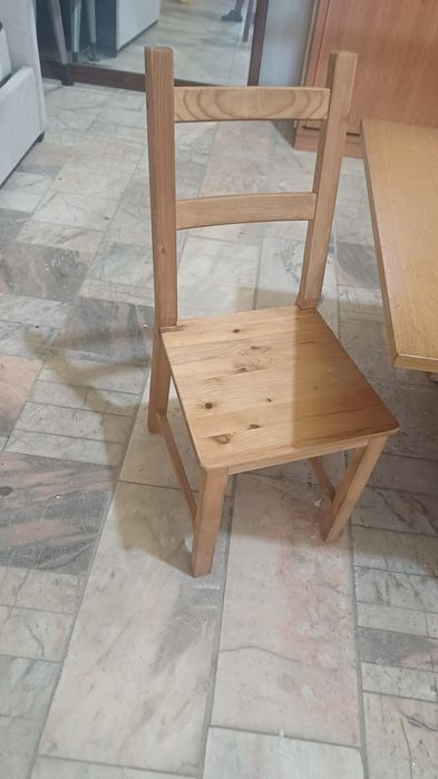 Mesa de sala extensiva com seis cadeiras