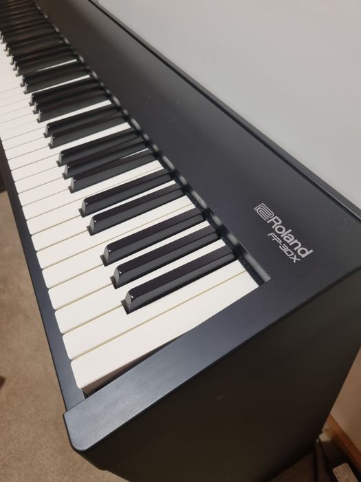 Piano Roland FP-30X com suporte