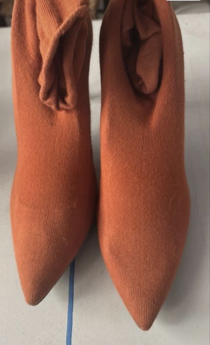 botins de biqueira afiada da Zara são feitos de material de malha cor de caldeira