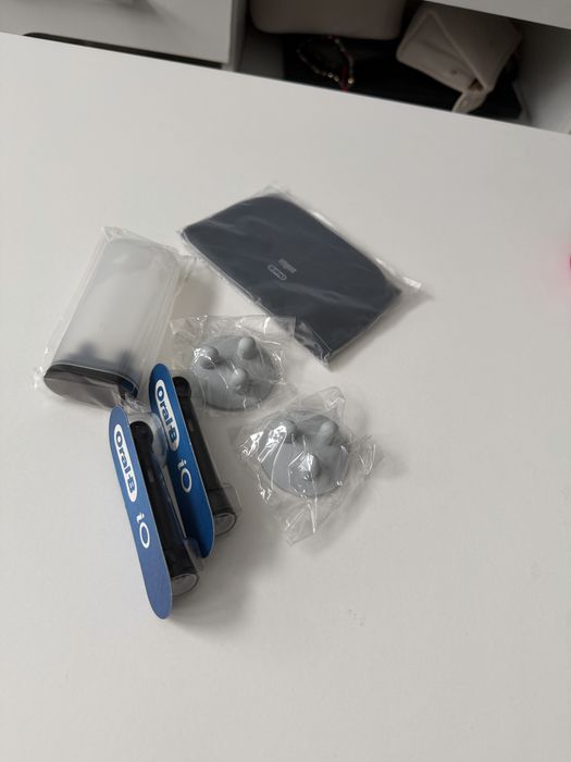 Dwie szczoteczki do oral-b io i akcesoria
