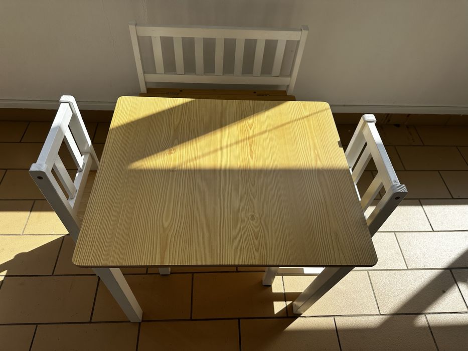 Conjunto mesa, cadeiras e banco com arrumação infantil