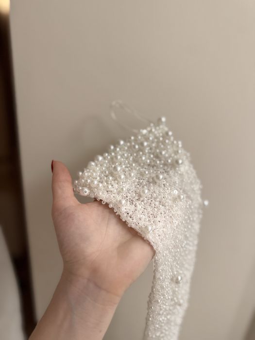 Sukienka od Eweliny Dec, perłowa z rekawkami