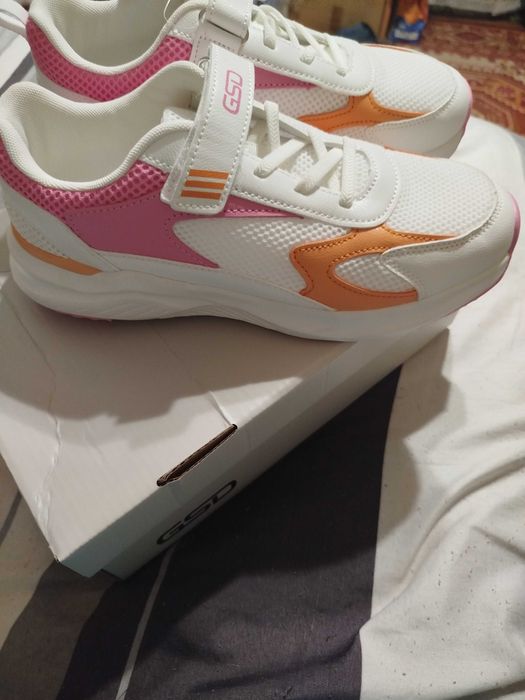 Кросівки жіночі нові