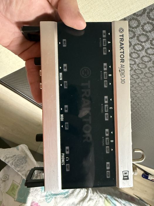 Traktor scrach A10 Аудіокарта для діджея