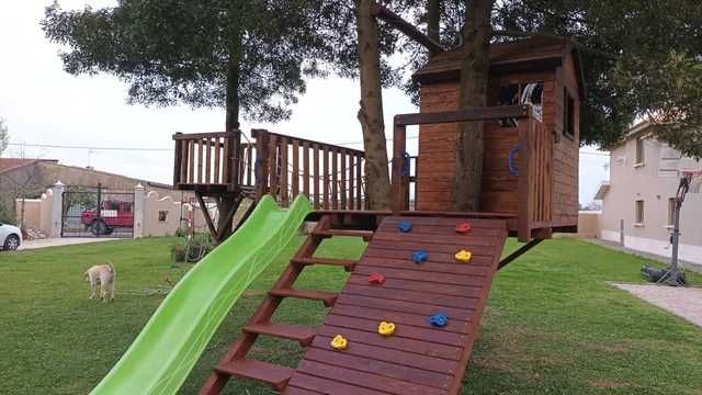 CASINHA NA ARVORE COM PARQUE INFANTIL E TIROLESA