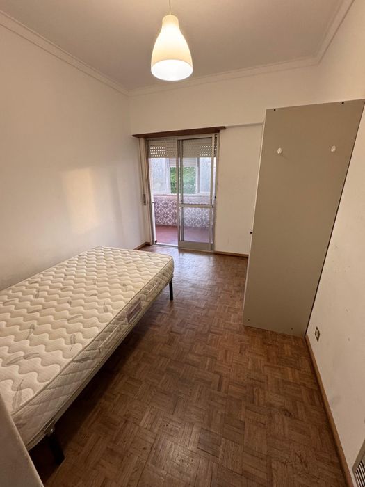 Alugo quarto no Areeiro