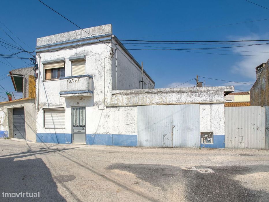 Moradia T3 situada no centro da vila de Valado de Frades apenas a 5km