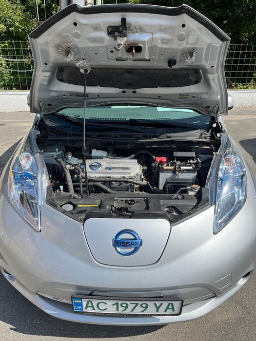 Nissan leaf з підігрівом і сонячною панелью