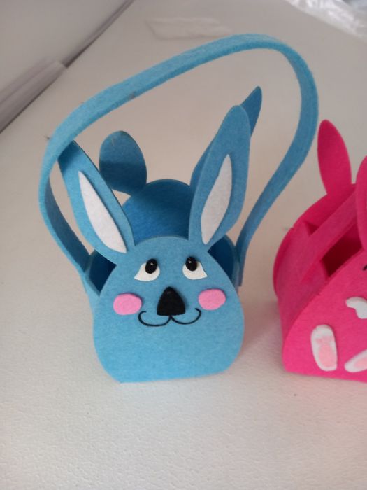 Cesto de coelhinhos de Páscoa e pratos