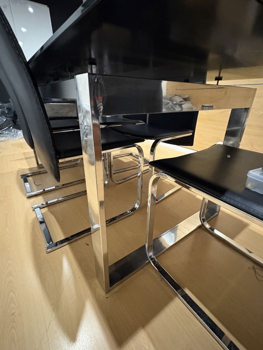 Mesa de vidro preta + cadeiras