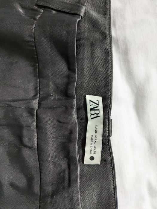 Calças pretas tecido Zara XL
Pormenor de brilhantes na lateral das per